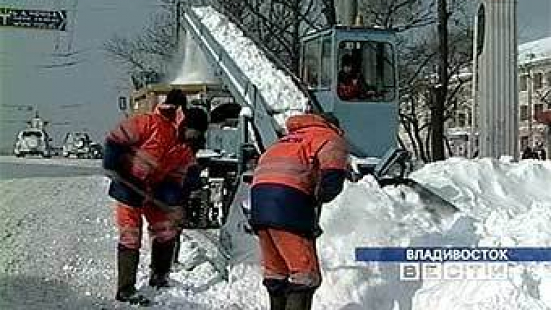 Владивосток е парализиран от обилен снеговалеж
