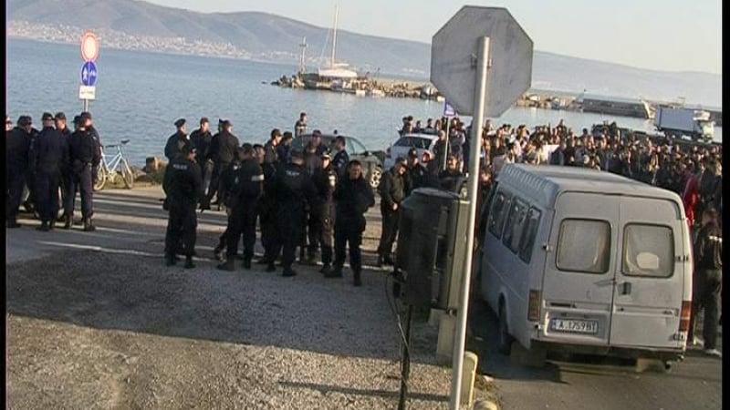 Властите атакуват Несебър по море, мирише на гражданска война