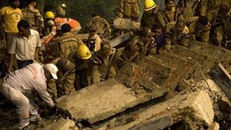 60 души са под руините на срутила се сграда в Делхи