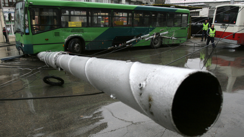 Жестока катастрофа във Варна, автобус помля спирка
