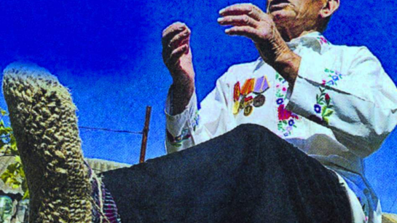 80-годишен майстор плете цървули от коноп