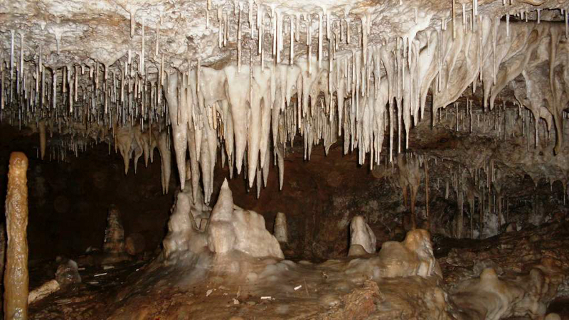 Седем души, сред тях три деца, са блокирани в пещерата Духлата 