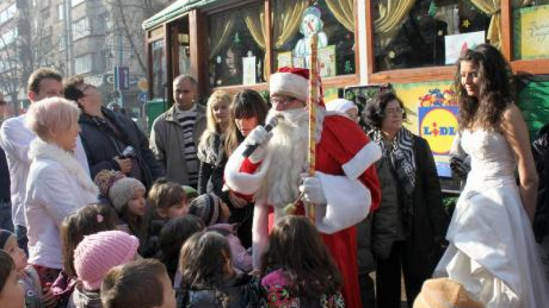 Дядо Коледа идва в София с трамвай номер 5