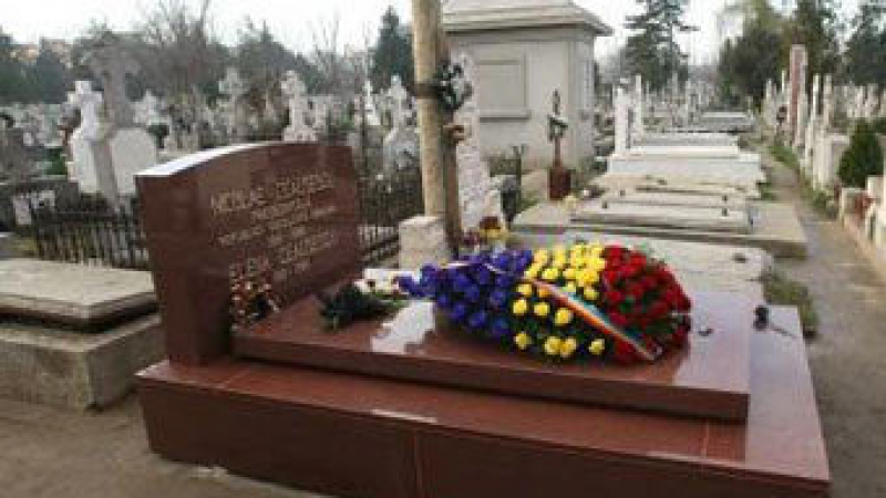 В Румъния препогребаха тленните останки на семейство Чаушеску