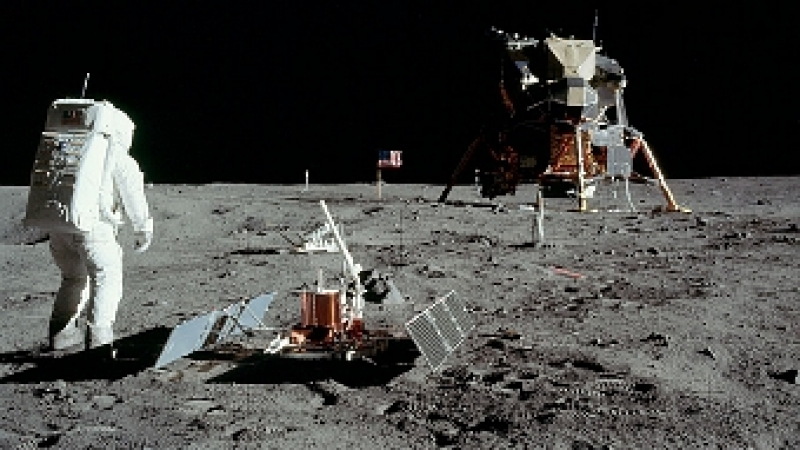 Нийл Армстронг обясни защо била кратка първата му разходка на Луната