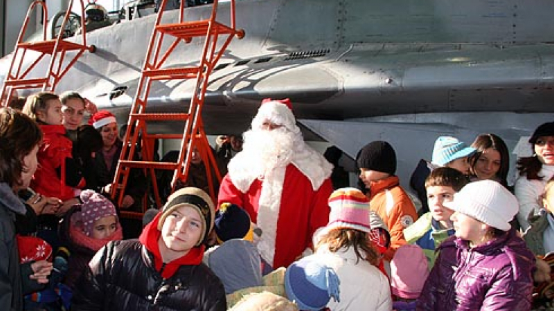 Дядо Коледа кацна с МИГ-29