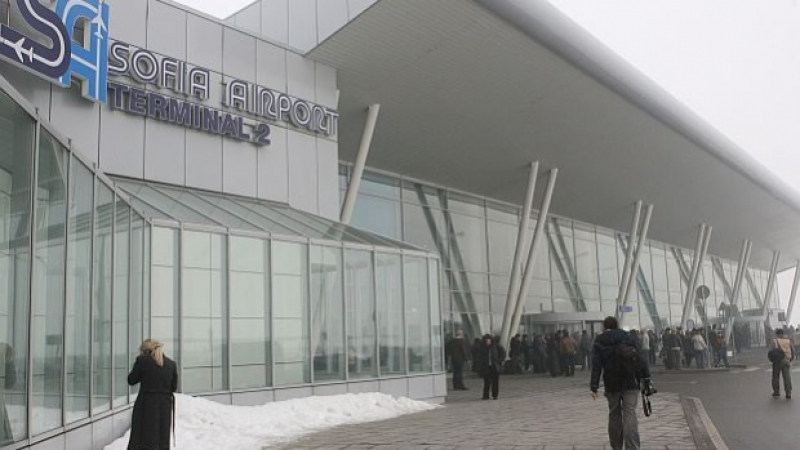Мъгла държи затворени летищата, пет полета отменени от София