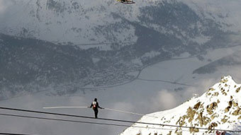 Швейцарец ходил по въже на трикилометрова височина