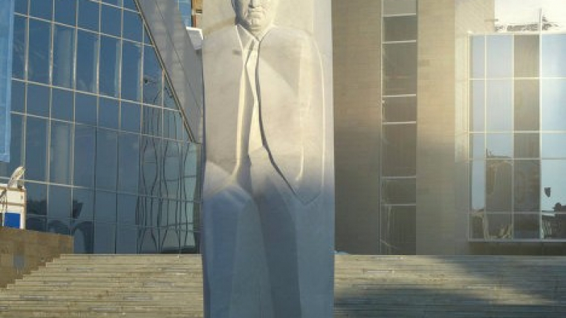 Вдигнаха паметник на Борис Елцин