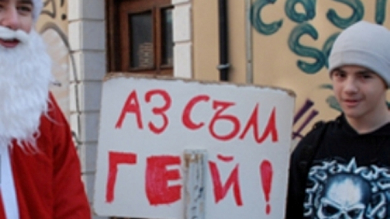 Ученик обикаля Пловдив с табела: &quot;Търся си гадже! Аз съм гей!&quot;
