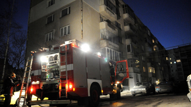 Пожарникари спасиха мъж в горящ апартамент в &quot;Банишора&quot;
