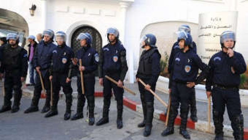 Властите в Алжир посрещат с многобройна полиция изявите на опозицията