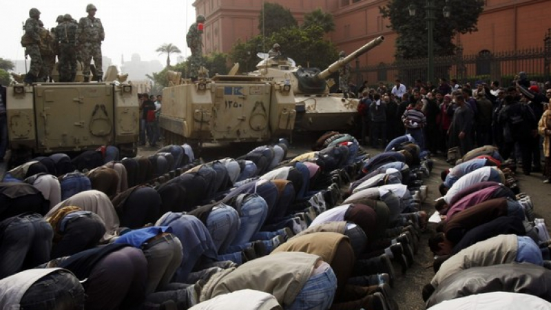 Военен преврат под прикритието на протести спаси режима в Египет