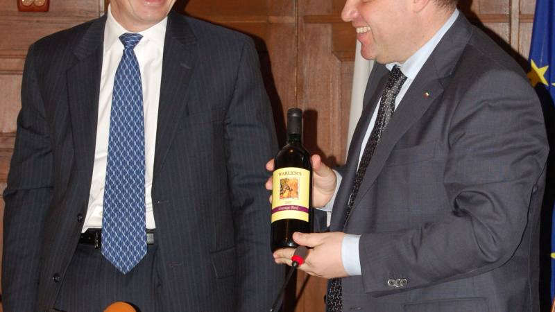 Джеймс Уорлик подари на министър Найденов вино собствено производство