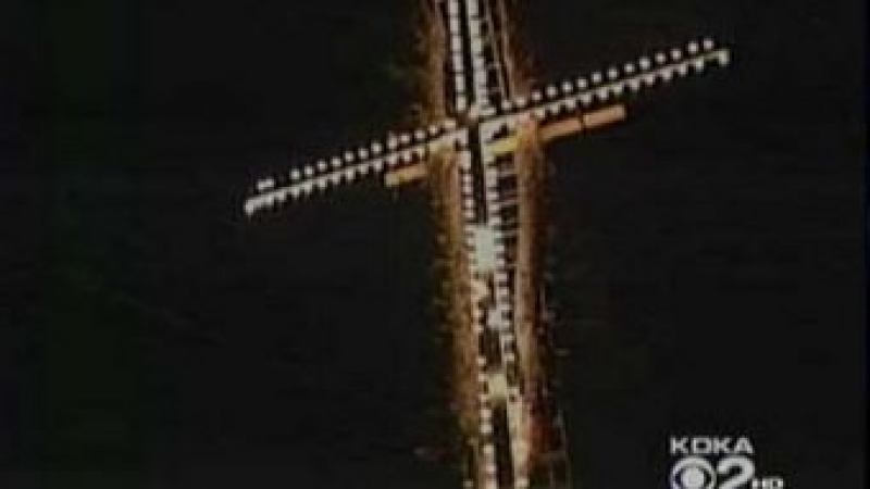 Заставили американец да махне 7-метров светещ кръст от двора си