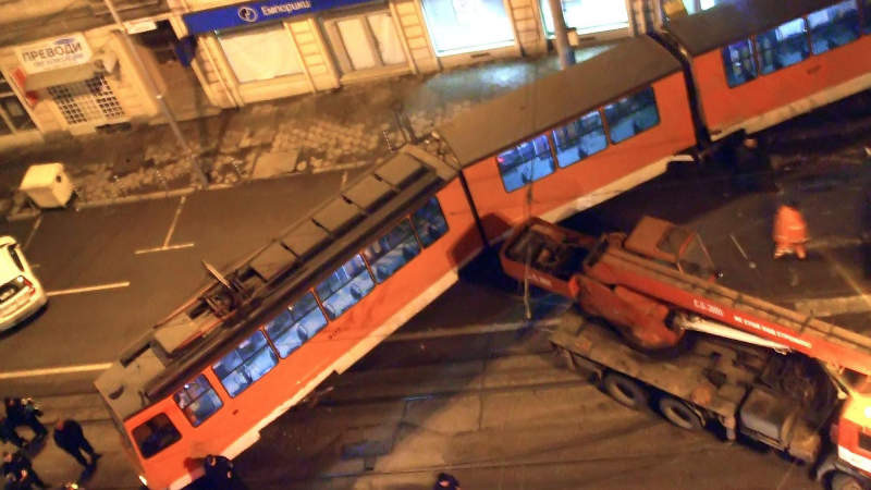 Трамвай дерайлира край Централна гара в София