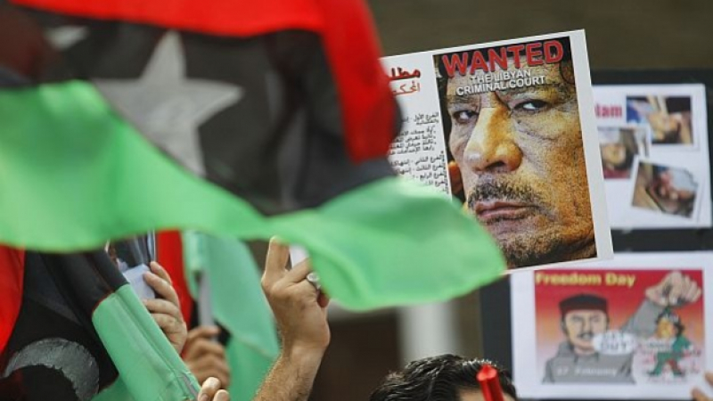 Масови оставки на приближени до Кадафи