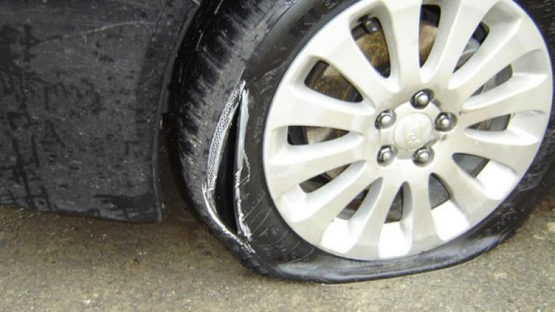 Нарязаха гумите на столичен прокурор