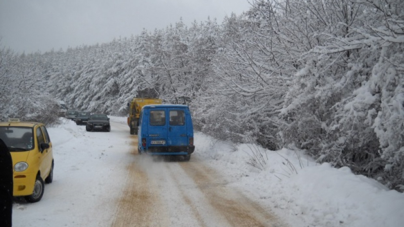 Ученически автобус с 19 деца катастрофира в Смолянско, има ранени