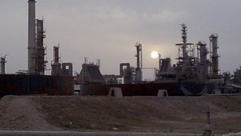 Терористи нападнали най-големия завод за преработване на нефт в Ирак