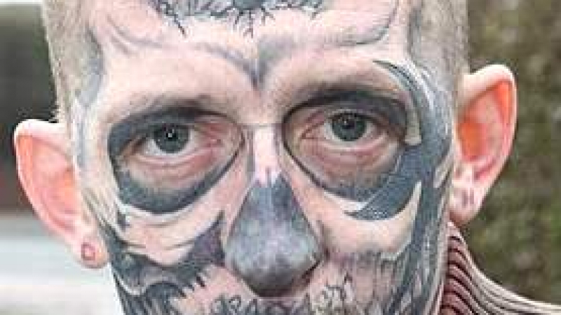 Балък си татуира череп на лицето