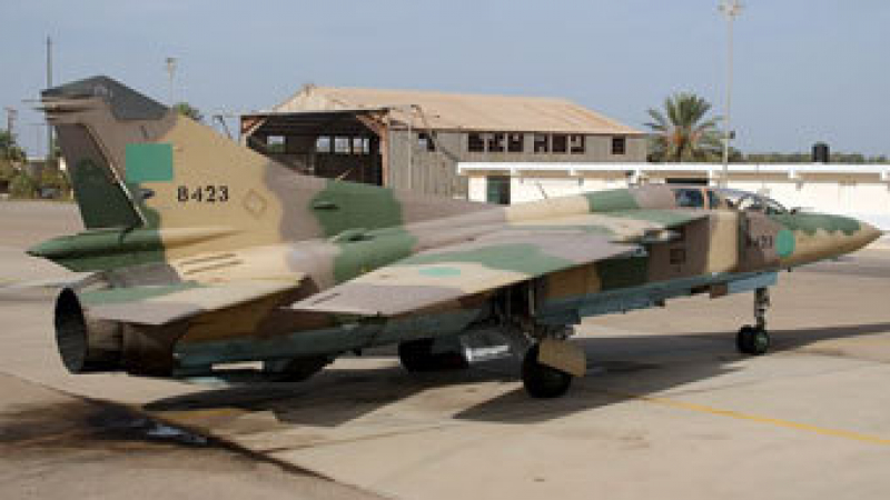 Либийските ВВС бомбардирали още градове