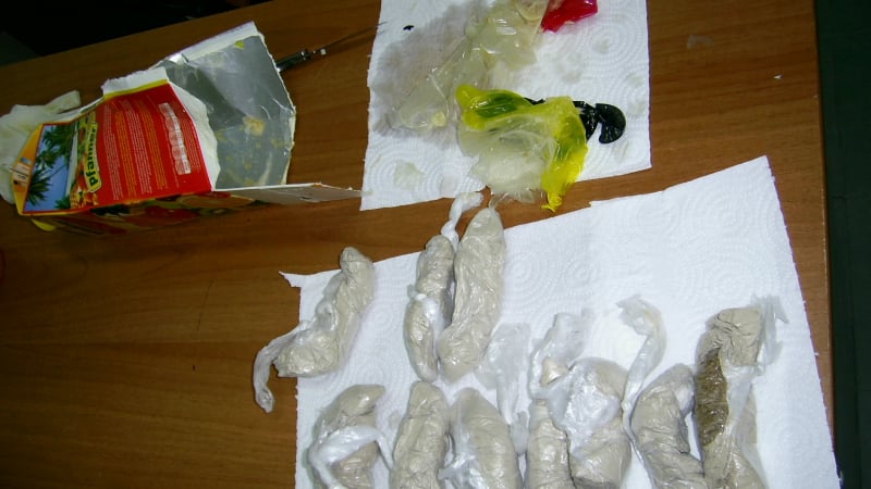 Хероин в презервативи скрит в кутия с натурален сок