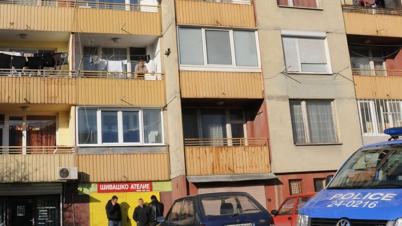 Мъж скочи от балкон, умря