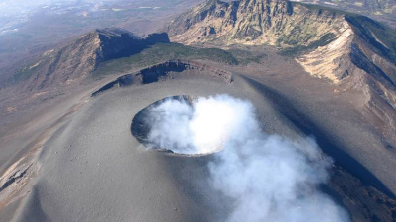 Нова заплаха: Събуди се вулканът Асо