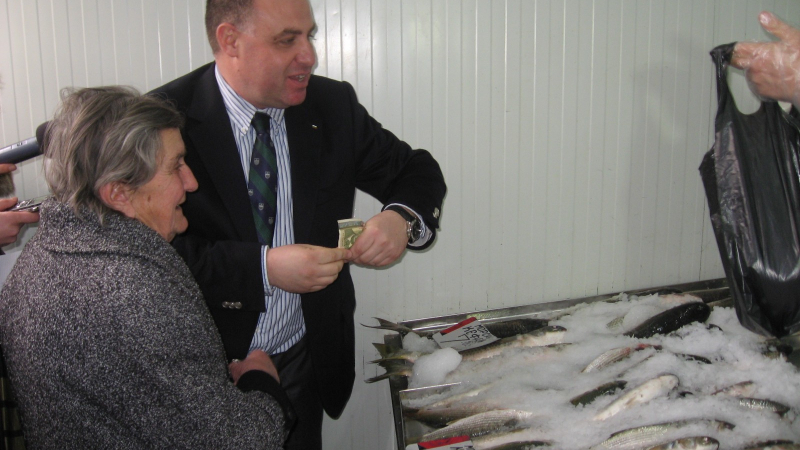 Министър Найденов купи риба на възрастна жена във Варна