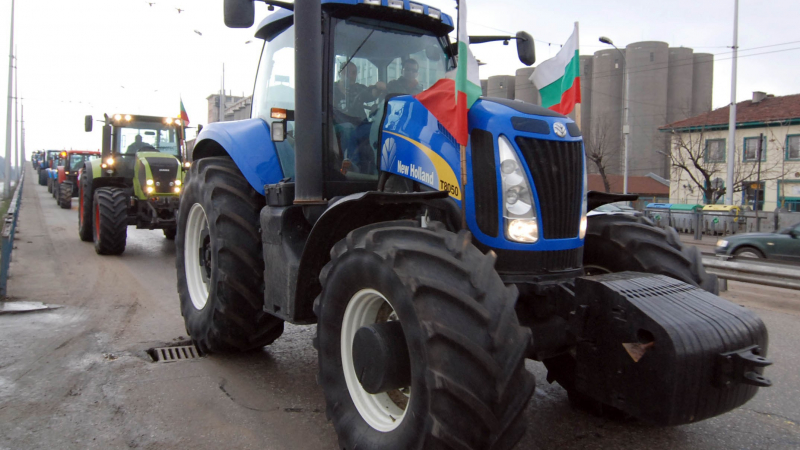 120 земеделски машини блокираха Хасково