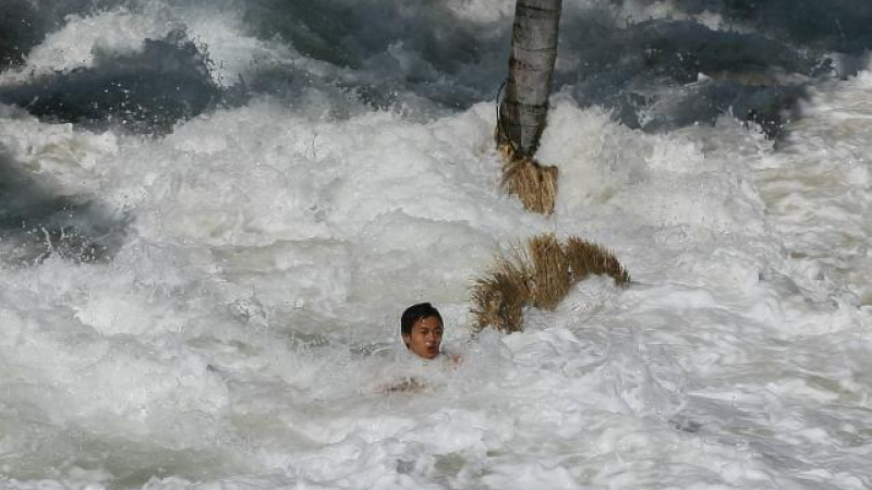 Японец оживява в лодка сред цунами