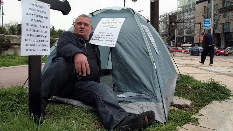 Росен Марков опъна палатка пред общината във Варна и заби кръст