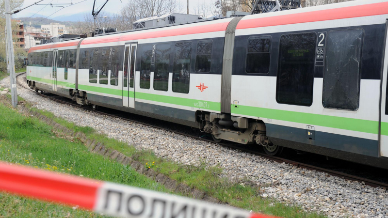 Камион се вряза в пътнически влак по линията Ловеч-Левски