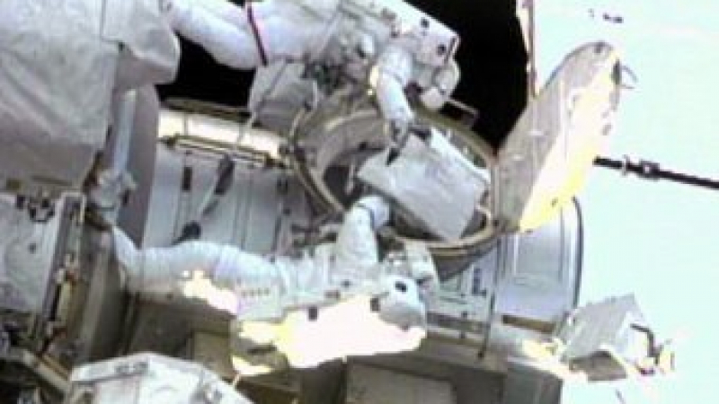 Членове на екипажа на „Индевър” излязоха повторно в космоса