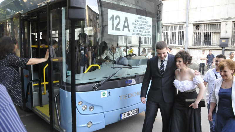 Абитуриенти с автобус на градския транспорт на бала си