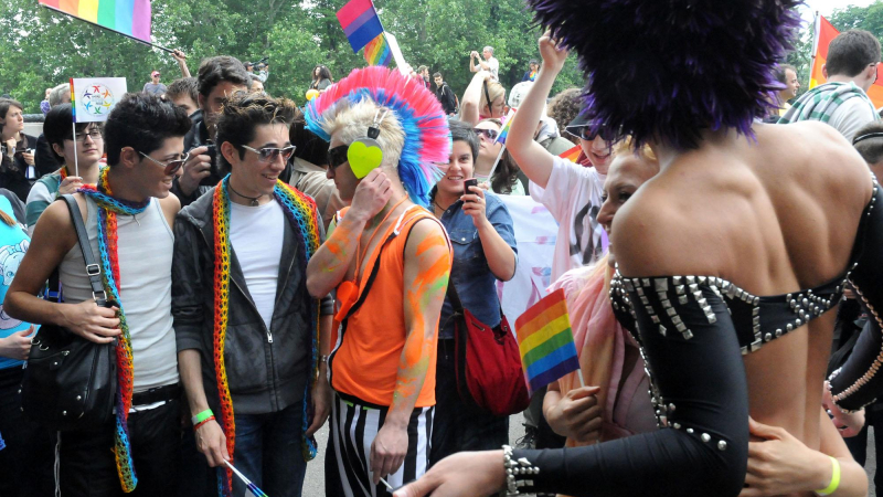 Преди парада: Гейовете и лесбийките не са чудовища и извънземни