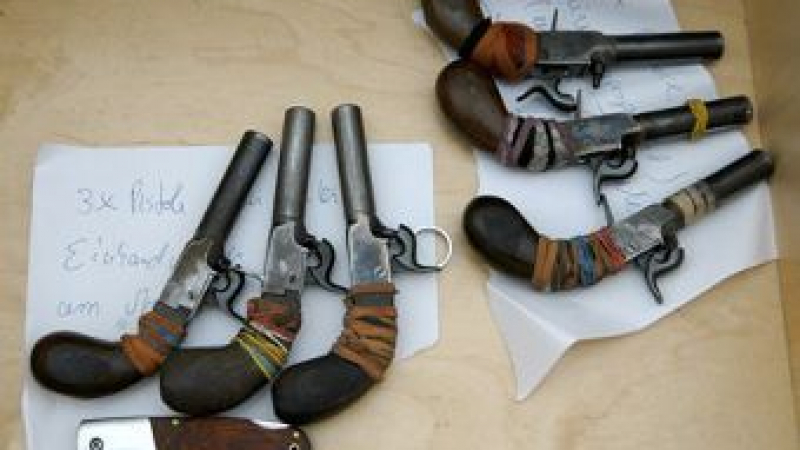 Стрелецът от гарата в Дюселдорф бил въоръжен с шест пистолета-антики