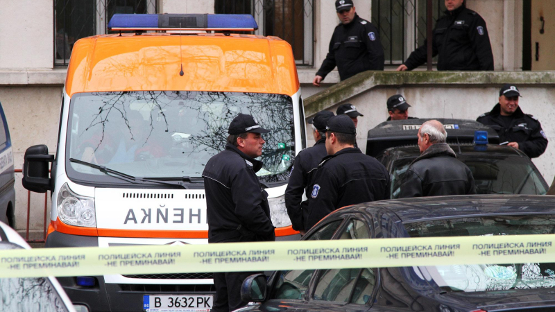 Извънредно от Бургас: Простреляха 16-годишен, свалят го окървавен от линейка!