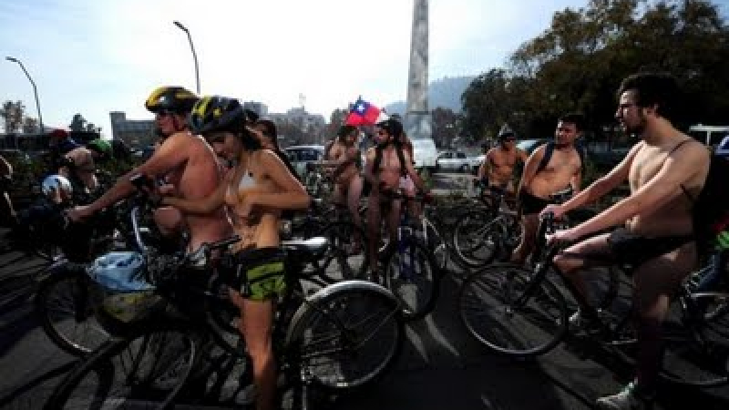 Голи велоездачки протестираха за права