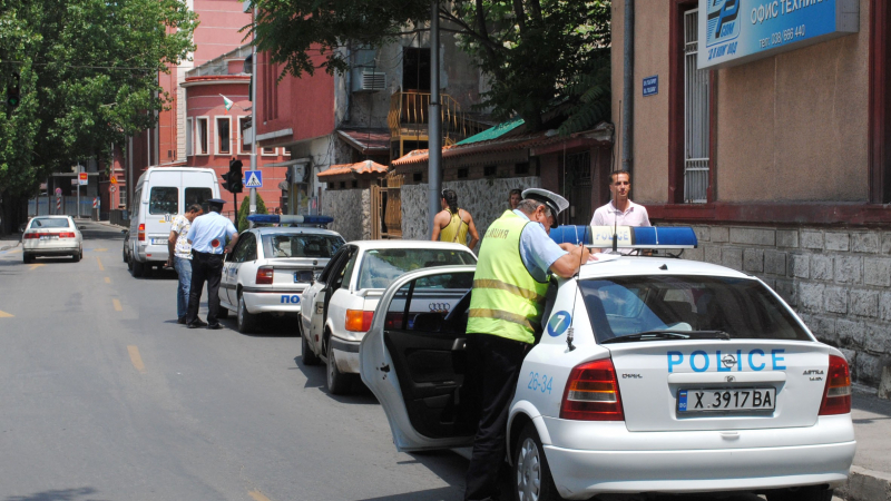 Три часа полицаи преследват такси-копърка
