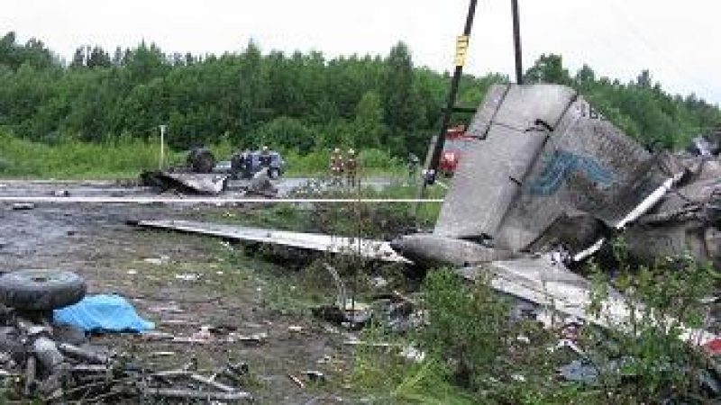 Руски Ту-134 се разби при аварийно кацане на автомагистрала