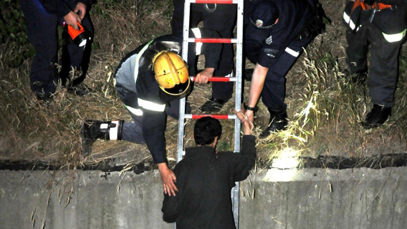 Крадци нападат младеж, той рухва в 4-метрова шахта до НДК