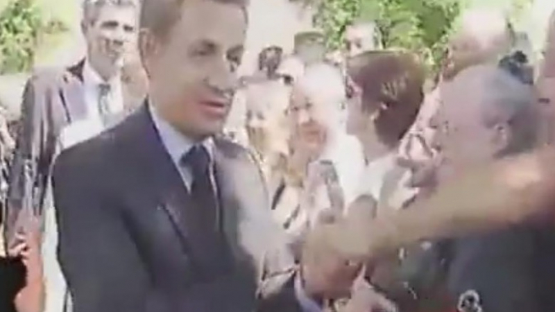 Вижте как французин сграбчи Саркози (видео)