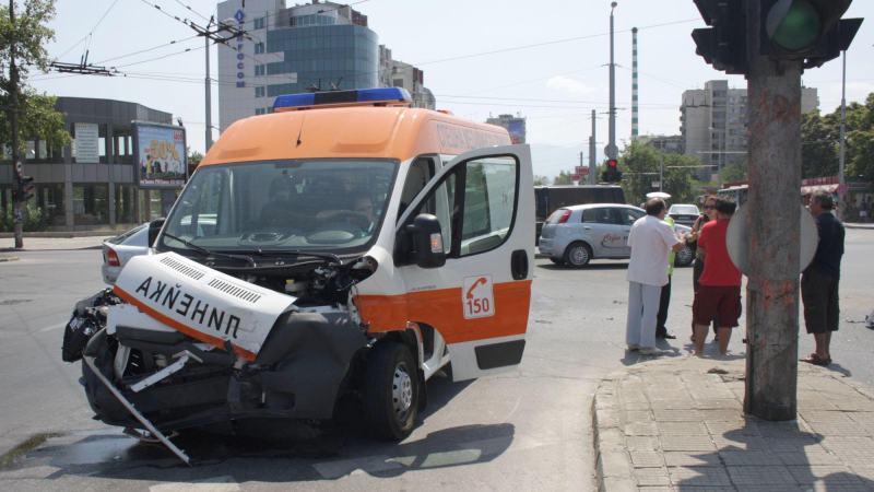 Линейка се заби в трамвай