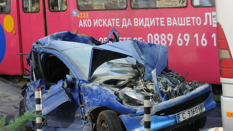 Катастрофа в центъра на София обърка трамваите