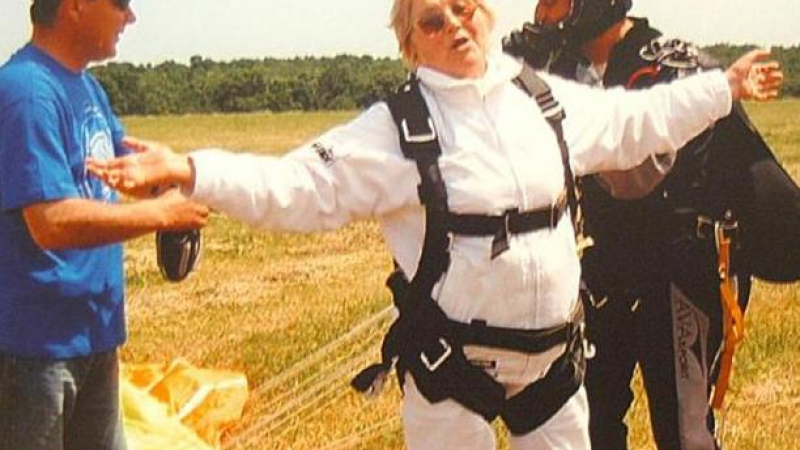 76-годишната Пенка скочи с парашут от 3 000 метра