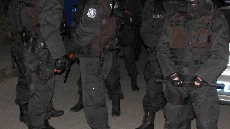 Роми счупиха ръцете на трима полицаи в Катуница