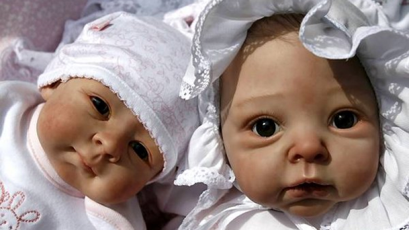 Богати дами ”осиновяват” изкуствени бебета-кукли