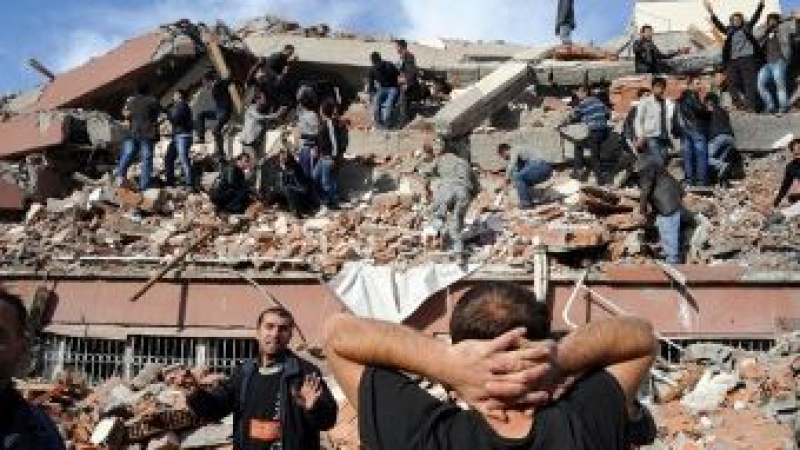 При земетресението в Турция са загинали до 1000 души